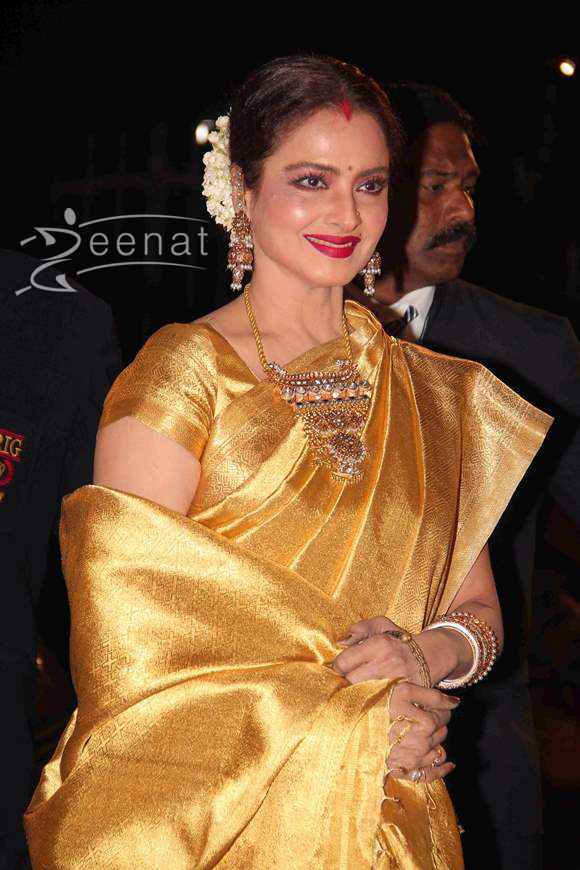 Rekha-Glows-in-Gold-Kanjeevaram-Sari-at-59th-Filmfare-Awards