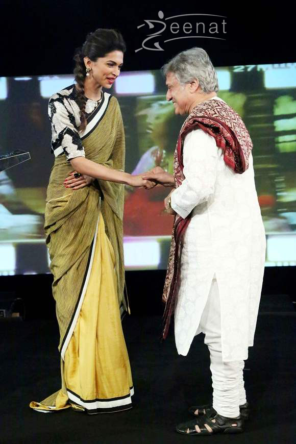 Deepika-Padukone-in-Dev-R-Nil-Sari-at-NDTV-Indian-of-the-Year-Awards