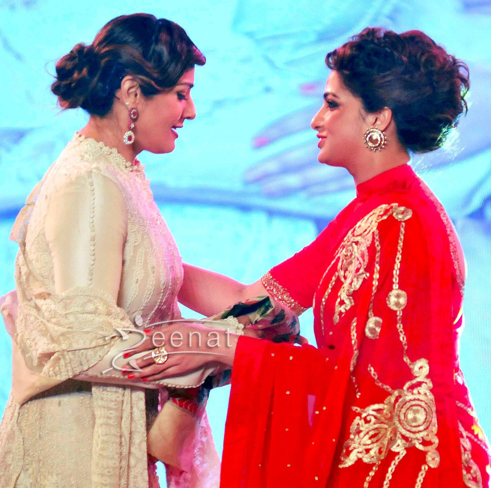 Raveena Tandon in Anamika Khanna Dress